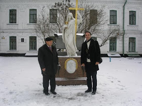 Ο Νίκος Λυγερός με τον Μικόλα Σιαντρίστι στον τάφο του Αλέξανδρου Υψηλάντη στη Λαύρα του Κιέβου  Η 25η Νοεμβρίου είναι η ημέρα μνήμης του μεγάλου λιμού