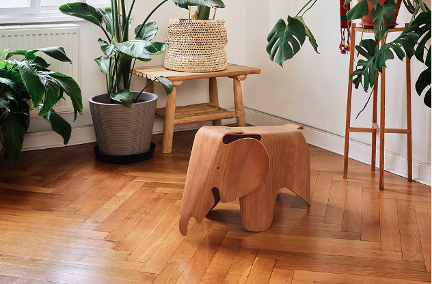 Con voi bằng gỗ do Eames được thiết kế vào năm 1945