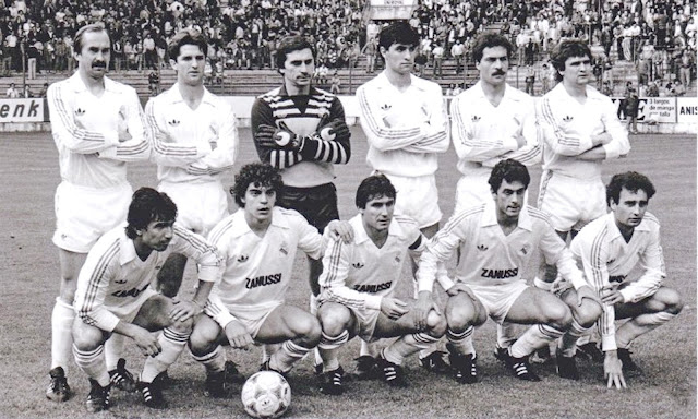 REAL MADRID C. F. Temporada 1984-85. Stielike, Chendo, Miguel Ángel, Míchel, San José, Camacho. Juanito, Sanchís, Santillana, Pineda y Ricardo Gallego. REAL SPORTING DE GIJÓN 3 🆚 REAL MADRID C. F. 1 Resultado eliminatoria: REAL MADRID CF 4 🆚 REAL SPORTING DE GIJÓN 3 Jueves 30/05/1985. Copa de la Liga, semifinal, partido de ida. Gijón, Asturias, estadio El Molinón. GOLES: ⚽1-0: 20’, Quini, de penalti. ⚽1-1: 36’, Míchel. ⚽2-1: 51’, Mino. ⚽3-1: 57’, Esteban.