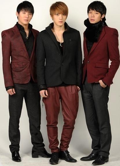 Foto de JYJ posando para fans