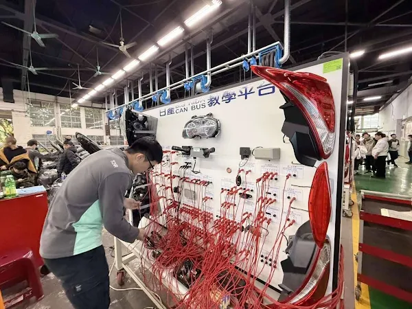 ▲中彰投分署配合產業發展，更新建置訓練設備(圖為汽車修護班學員正在進行車用電子系統實習)。 （記者林明佑翻攝）