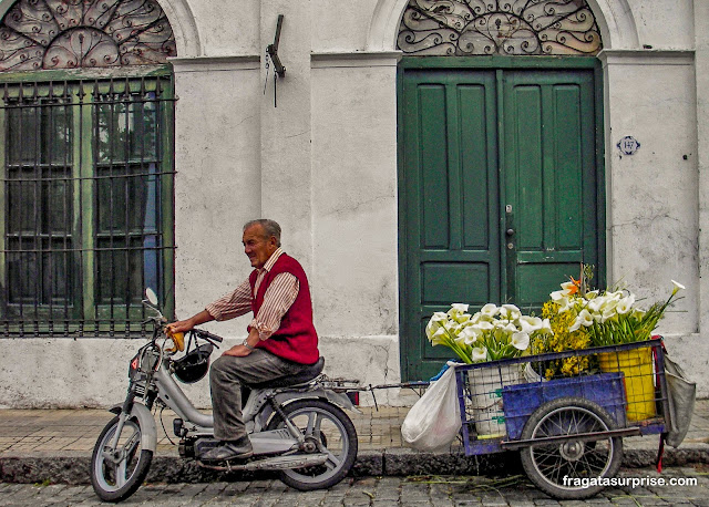 Entregador de flores em Colonia del Sacramento, Uruguai