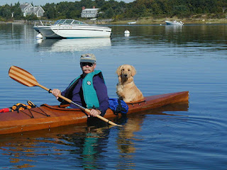 Hombre construye un kayak personalizado para que sus perros puedan acompañarlo en sus aventuras