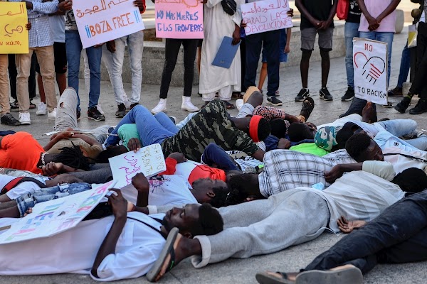 La AMDH denuncia 64 desapariciones durante el salto de la valla de Melilla 