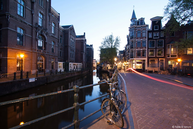 Canali di Amsterdam di sera