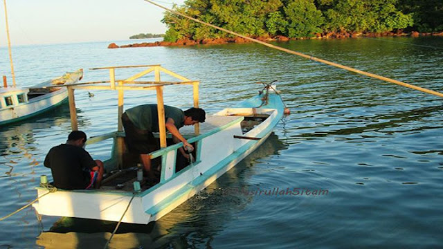 Kapal kecil di pantai Hadirin