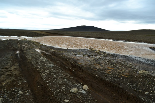 Brodění řeky ve vnitrozemí Islandu.