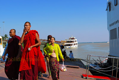 Passengers at the Pansodan Ferry in the afternoon