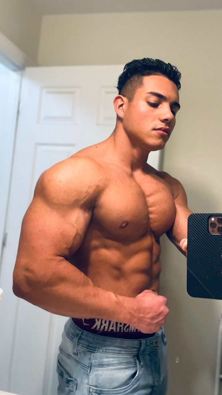 strong-young-shirtless-guy-david-orellana-teen-muscle-hunk-selfie