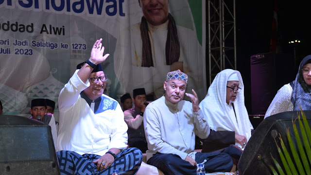 Salatiga Bersolawat, Haddad Alwi Sihir Ribuan Masyarakat Dengan Lagu Religinya