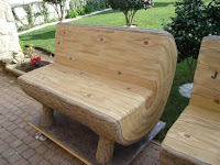 Bancos hechos con troncos de madera