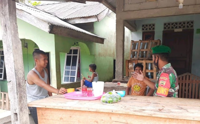 Semarakkan HUT Kemerdekaan RI ke 77, Babinsa Andi Hakim Himbau Warga Binaan Memasang Bendera Merah Putih