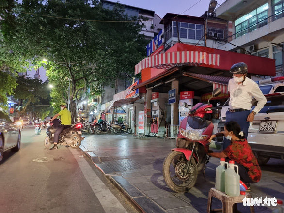 Cây xăng hết hàng, cây xăng tự phát bán ngay phía trước, mua bao nhiêu cũng có - Ảnh 2.