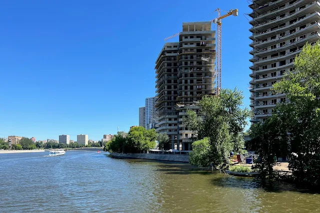 Москва-река, Симоновская набережная, строящийся жилой комплекс Foriver
