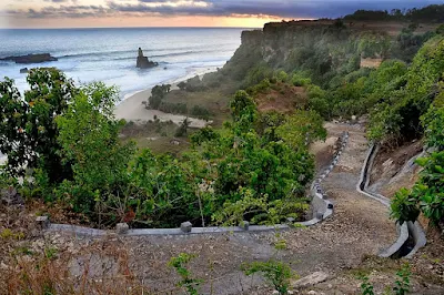 foto jalan menuju pantai buyutan pacitan