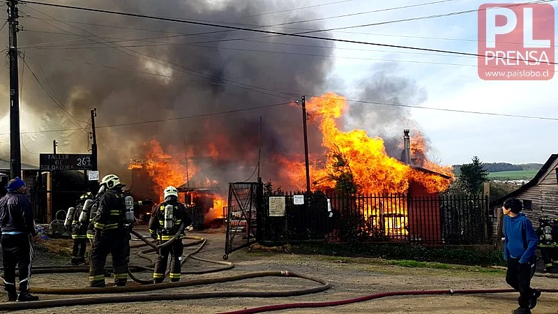 Incendio en Osorno afecta varias viviendas con peligro de propagación