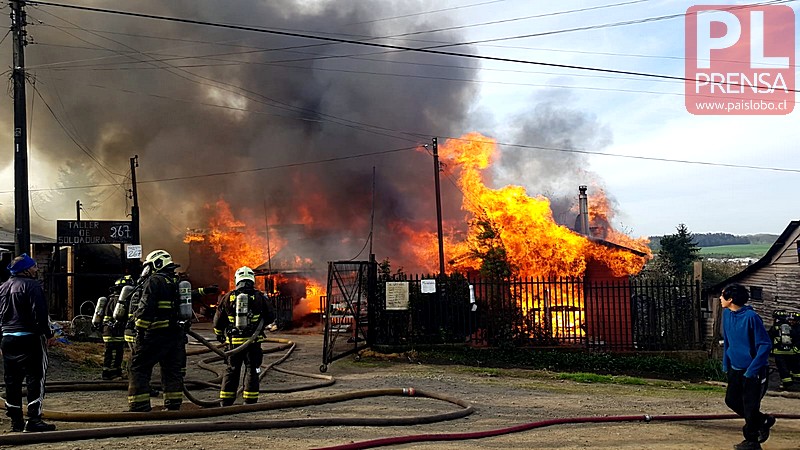 Incendio en Osorno afecta varias viviendas con peligro de propagación