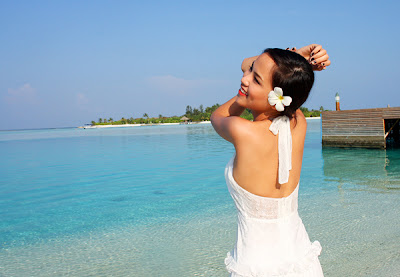 beautiful-girl-and-sea