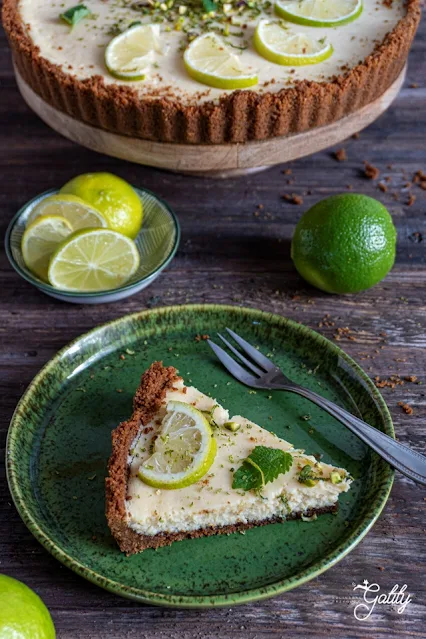 tarta na brązowym spodzie z jasnym kremem