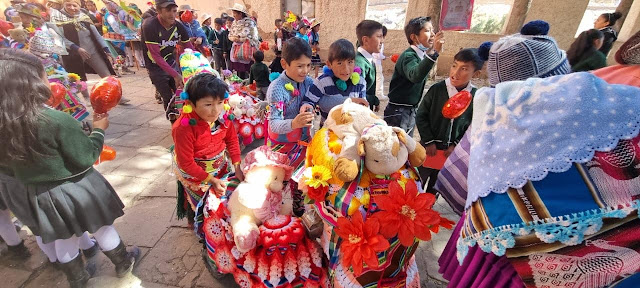 Heute Morgen habe ich die Eucharistie in der Gemeinde San Miguel de Aullagas - Colquechaca gefeiert, mit den Schülern der Alvarado-Schule. Trotz Grippe mit allem Zubehör habe ich es gut geschafft. Hier wurde ich am 9. Mai 1998 zum Diakon geweiht. Ordination erfolgte in Colquechaca durch Bischof Bernardino Rivero, Weihbischof von Potosí.