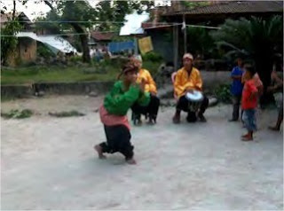 Setiap penyajian tari akan tampak jelas aneka ragam bentuk koreografinya Jenis - Jenis Tari Berdasarkan Bentuk Penyajiannya