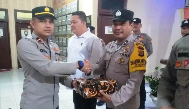 Kapolsek Peureulak Barat Polres Aceh Timur Memberikan Reward Kepada Anggotanya