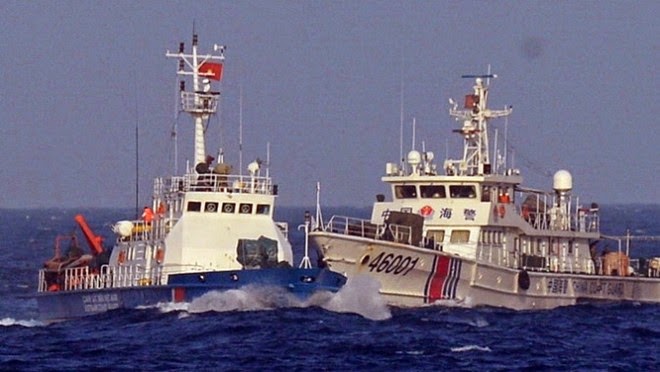 Tàu 46001 của Trung Quốc đâm thẳng vào tàu cảnh sát biển Việt Nam. (Ảnh Tuổi trẻ)