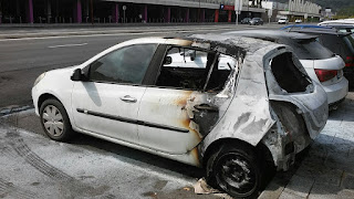 Incendiados de madrugada dos coches aparcados uno junto al otro en Megapark