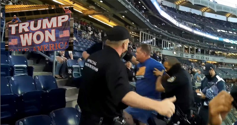 VIDEO: Expulsan del estadio de los Yankees dos supremacistas que exhibieron banderola “Trump Ganó”