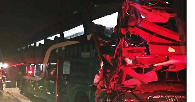 ÔNIBUS QUE VINHA PARA MOGI SE ENVOLVE EM COLISÃO COM CARRETA EM SILVEIRAS, NO VALE DO PARAÍBA, E DEIXA SALDO DE 21 FERIDOS