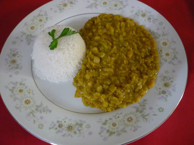 Preparación de la menestra verde preparada en casa y acompañada de arroz blanco.