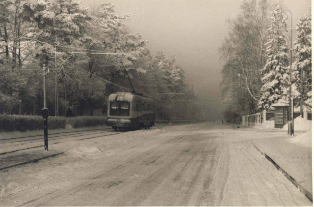 1950-е (?) годы. Рига. Межапарк. Проспект Кокнесес. Трамвай отъехал от остановки. Справа уличная телефонная будка