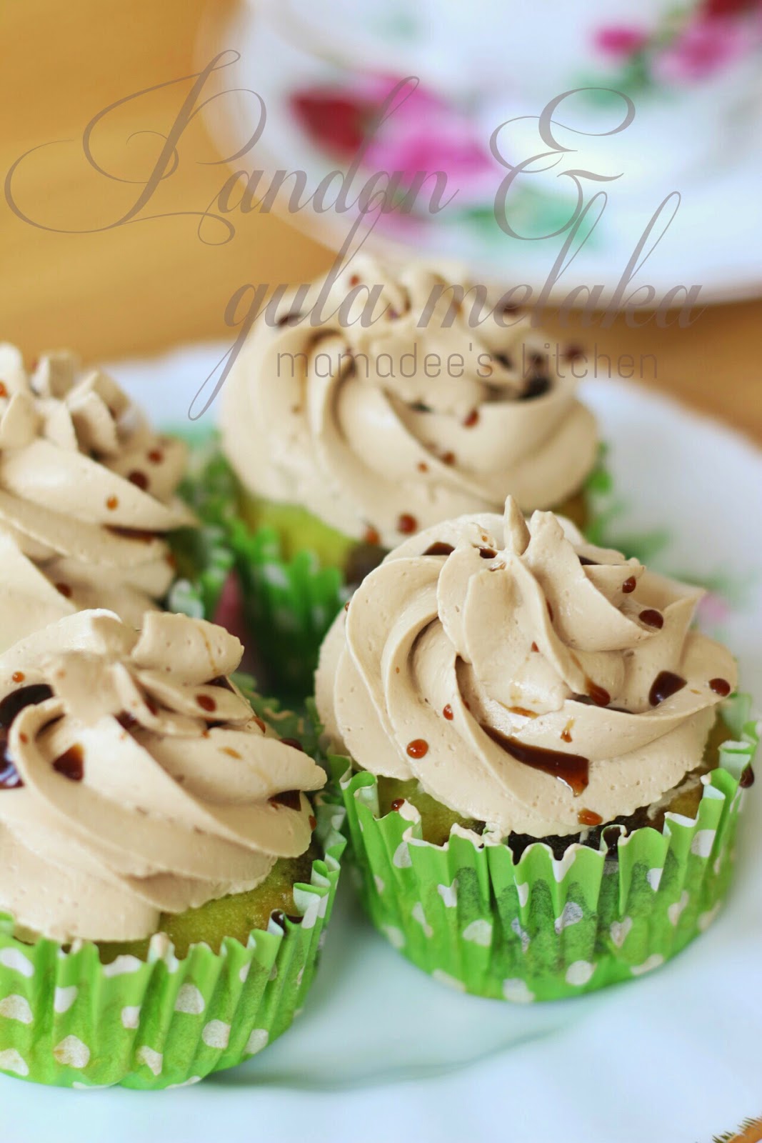 Mamadee's kitchen: PANDAN CUPCAKE WITH GULA MELAKA FROSTING