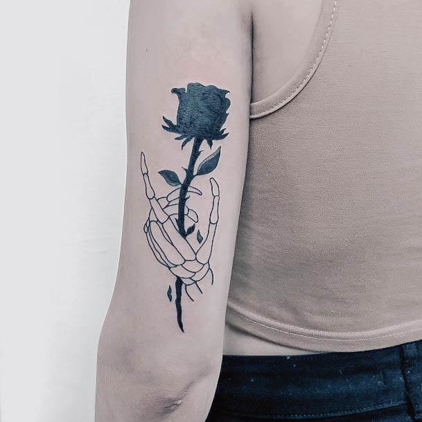 40 tatuagens de rosas pretas para mulheres que desejam um visual ousado!