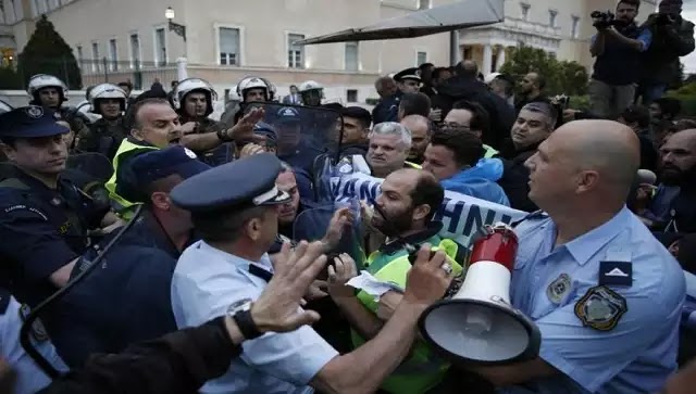 Ένστολοι επιχείρησαν να εισβάλλουν στη Βουλή - Απωθήθηκαν από την ΥΜΕΤ