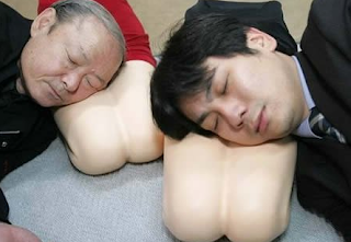 Bantal berbentuk paha wanita