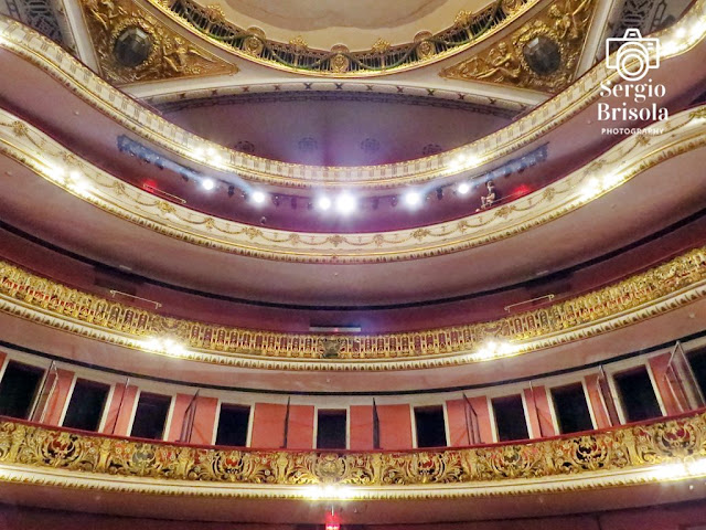 Vista ampla em perspectiva frontal dos camarotes, balcões e galeria do Theatro Municipal de São Paulo