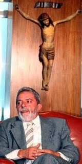 O cruscifixo que lula deu a elza