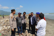 Kapolres Sukabumi Tanggapi Berita Tumpukan Sampah di Pantai Palanca Simpenan Yang Viral