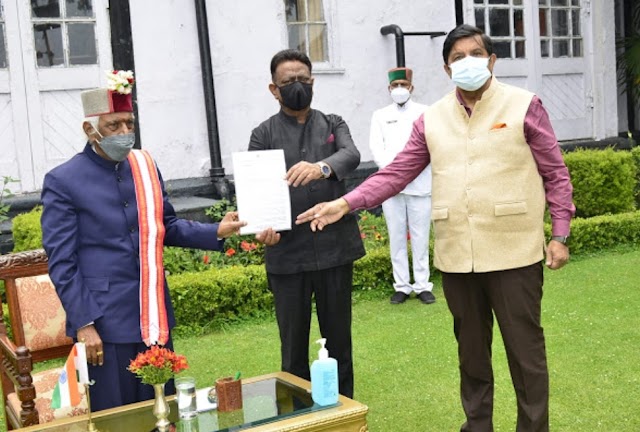  मुकेश अग्निहोत्री व कुलदीप राठौर ने राज्यपाल से मिल कर पूरे देश के लिए की निशुल्क वैक्सीन की मांग।