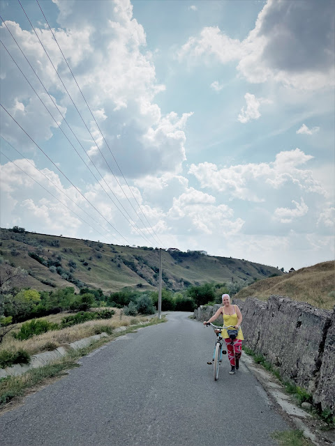 Cu bicicleta dupa migdale la Ghinoaica