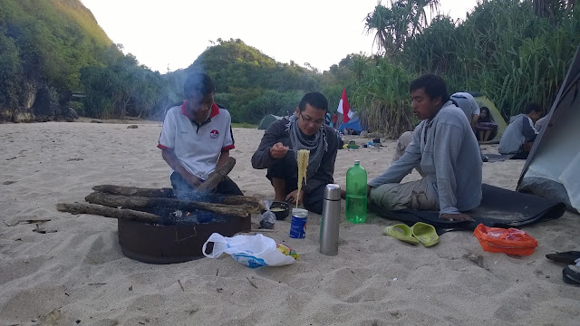 Kemping di Pantai Greweng