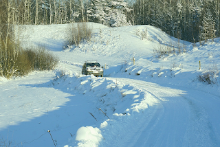 Une voiture roulant sur la neige