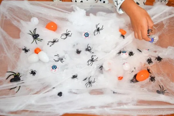 spider web sensory bin for halloween