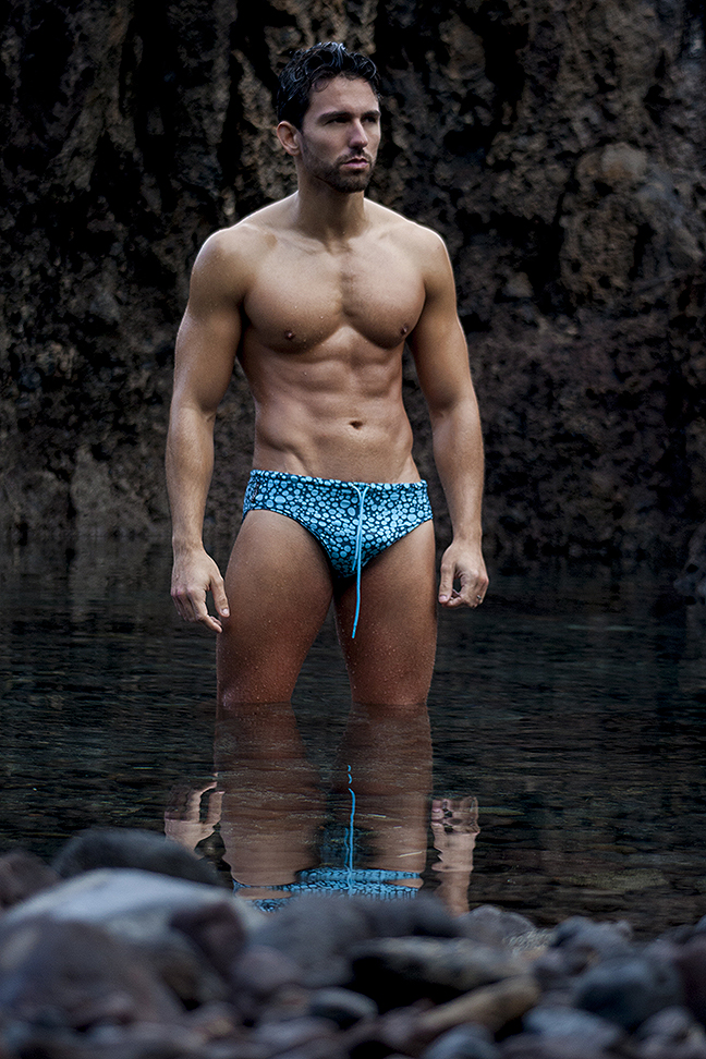 Moises Garcia in manus swimwear