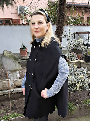 http://it.shein.com/Black-Double-Breasted-Scallop-Edge-Cape-Coat-p-321012-cat-1735.html?utm_source=paroleopereomissioni.blogspot.it&utm_medium=blogger&url_from=paroleopereomissioni