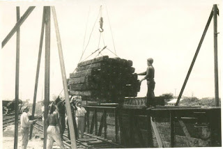 Trabajos en la Planta de impregnación de durmientes. 1954. Escárcega