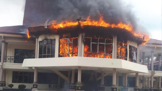 Api Membara di Gedung Kantor DPRD Inhu, Api Berkobar di Lantai II