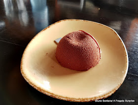 Esfera de chocolate e lúcuma, restaurante Tanta, Lima