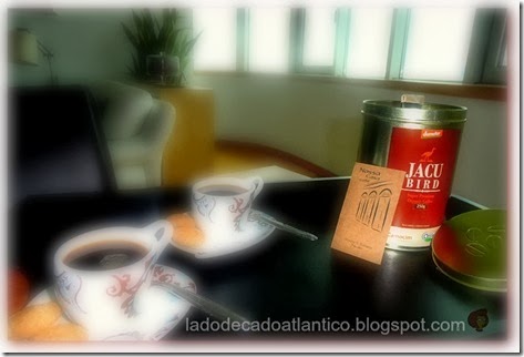 Imagem com bandeja com xícaras com café e uma lata de Jacu Bird Coffee